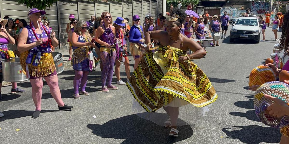 Bloco nasceu com o intuito de unir e capacitar mulheres por meio da percussão (Fernando Michel / Hoje em Dia)