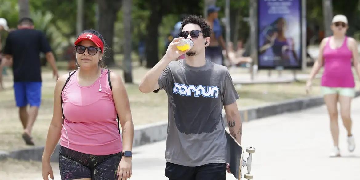 Próximos dias podem bater recorde de calor em fevereiro (Fernando Frazão/Agência Brasil)