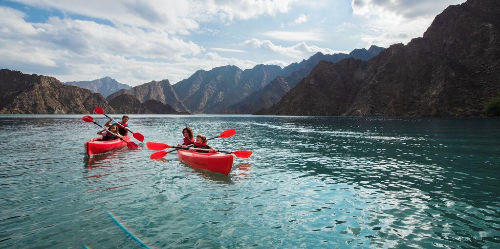 Hatta encanta pela paisagem montanhosa com águas turquesa, onde é possível fazer trilhas de bicicleta ou caminhadas entre os picos e vales, além de opções de atividades como caiaque (Divulgação / Dubai)