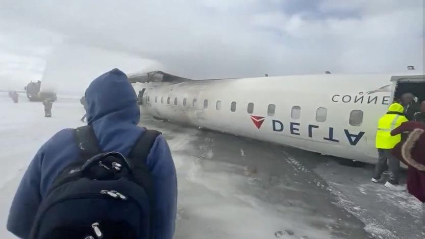 Avião ficou de ponta cabeça após acidente em aeroporto de Toronto (Reprodução / redes sociais)