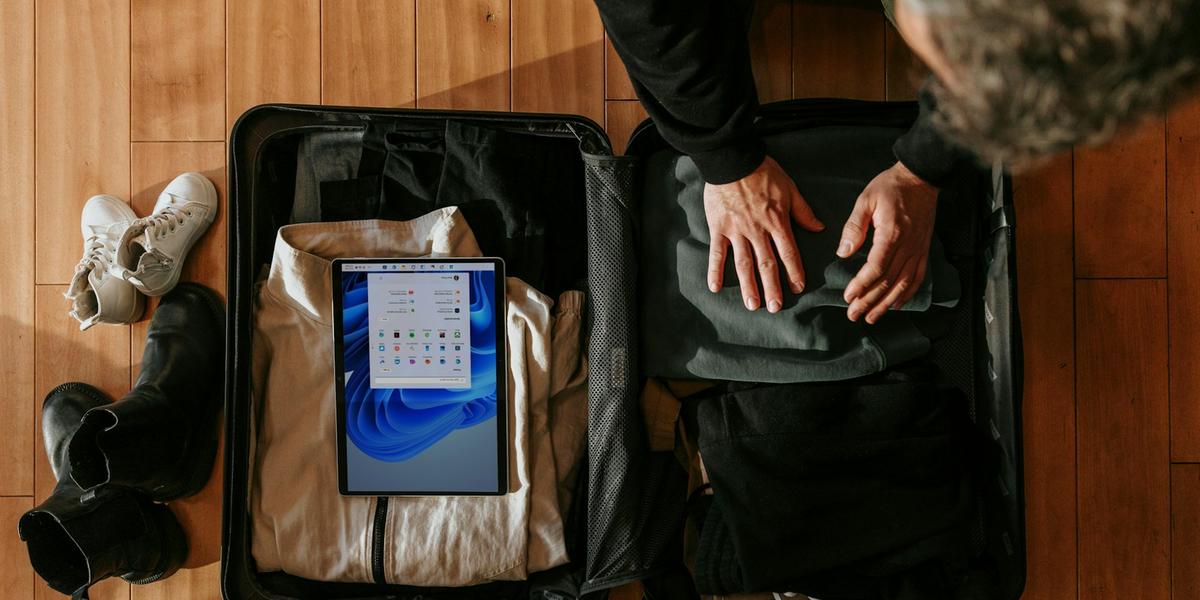 Quanto à organização das viagens corporativas, a maioria está subordinada às áreas de Compras/Suprimentos (22%) e Financeiro (18%), (Surface via Unsplash)