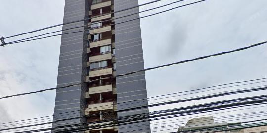 Incêndio foi em um apartamento neste prédio, na rua Hermírio Alves (Reprodução / Google Street View)