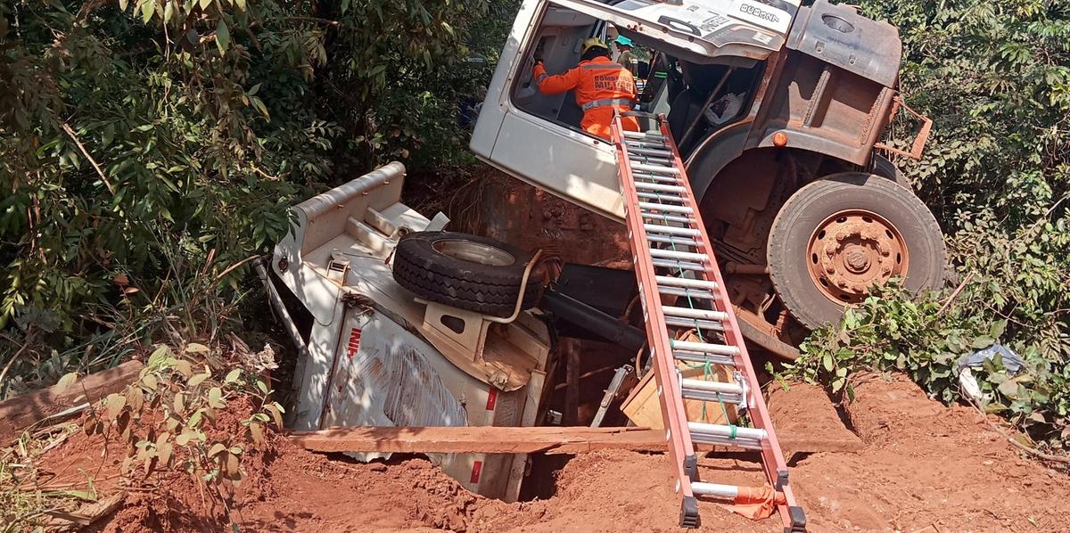 Caminhão caiu em um riacho depois que a ponte por onde ele passava quebrou (Divulgação / CBMMG)