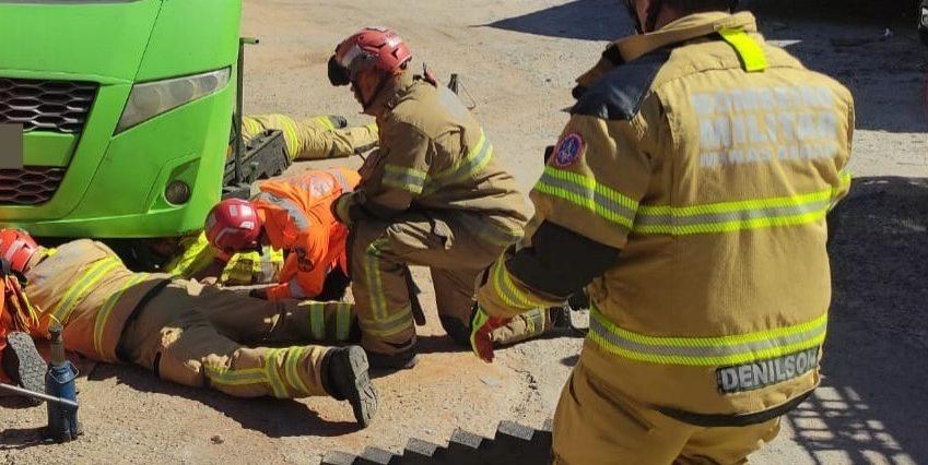 Com auxílio de almofadas pneumáticas, bombeiros conseguiram erguer o ônibus e retirar a vítima (Divulgação / CBMMG)