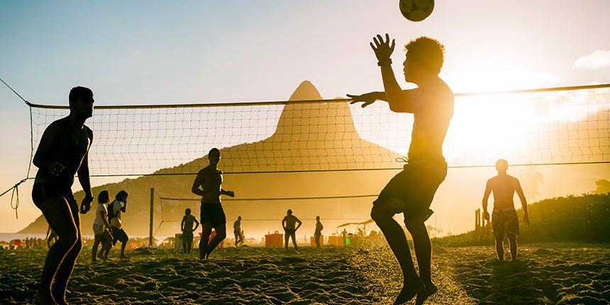 Criado nas praias do Rio de Janeiro nos anos 1960, o futevôlei mistura o futebol e o vôlei (Iazyllama / Adobe Stock)