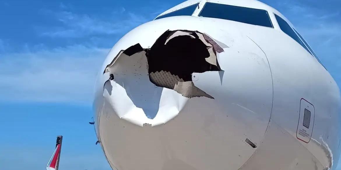 Parte da frente do avião ficou destruída (Latam/Divulgação)