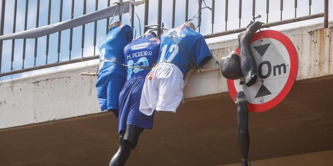 Bonecos de jogadores do Cruzeiro foram pendurados em viaduto de BH (Fernando Michel/ Hoje em Dia)