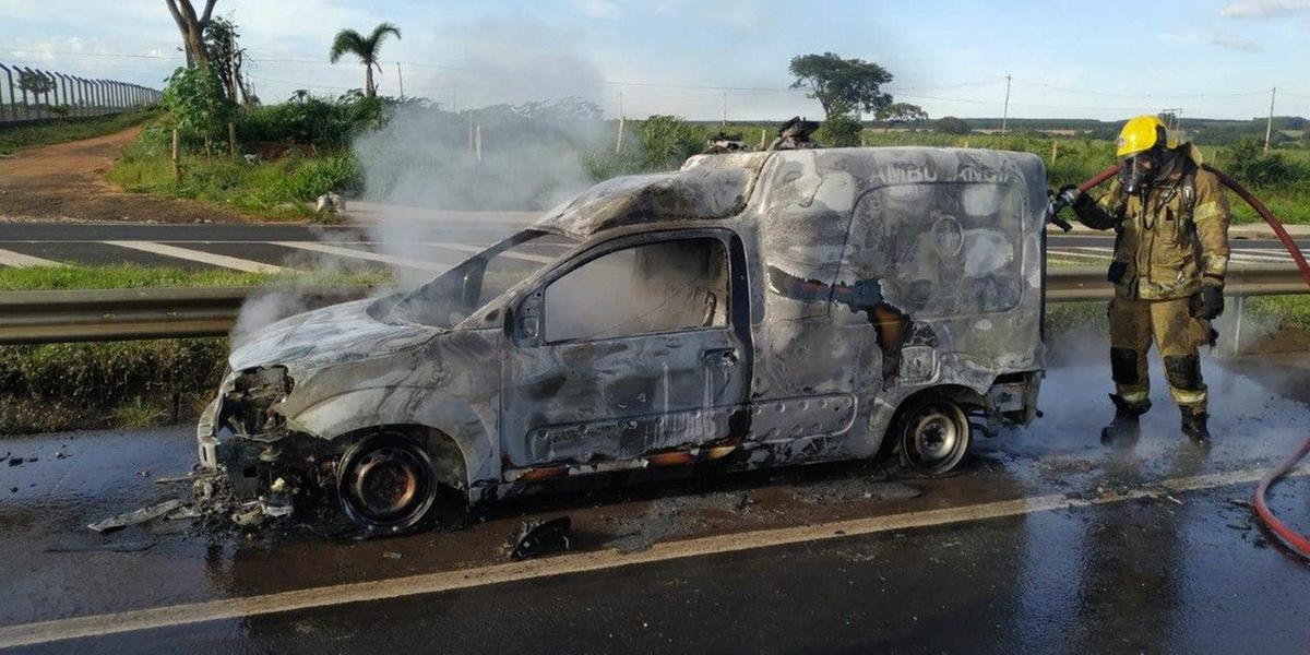 Paciente foi retirado da ambulância sem riscos e colocado em outro veículo (Corpo de Bombeiros / Divulgação)