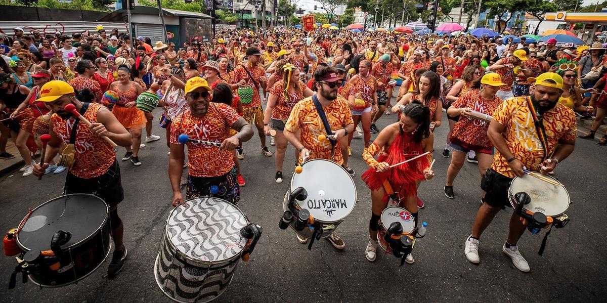 Bloco conta com duas formações: a banda e o time de percussionistas (Me Beija/Foto/Leo Salvo)