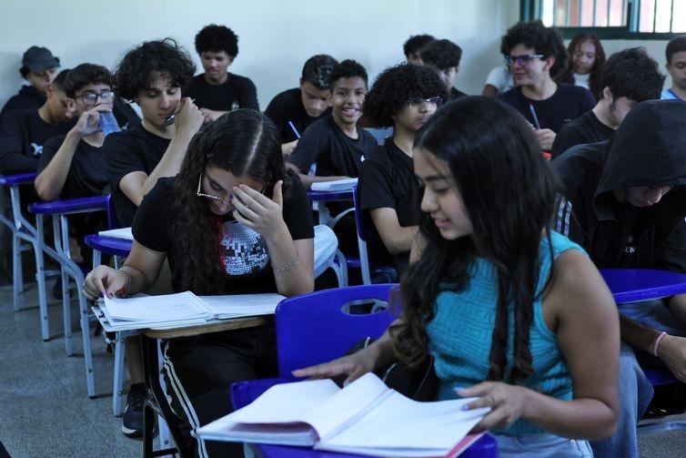 Alunos durante aula na escola Setor Oeste (Antônio Cruz/Agência Brasil)