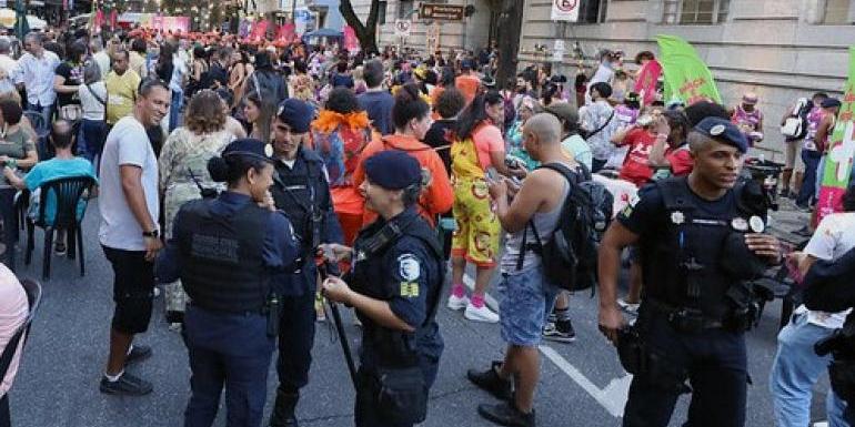 Integrantes das duas equipes serão vistos circulando a pé entre o público, durante os desfiles dos blocos, fazendo a distribuição de tatuagens com a frase “Não é Não” e em abordagens diretas às foliãs (PBH/Divulgação)