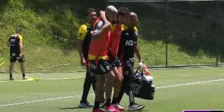 Scarpa deixa treino amparado após machucar sozinho na Cidade do Galo (Reprodução / Galo TV)