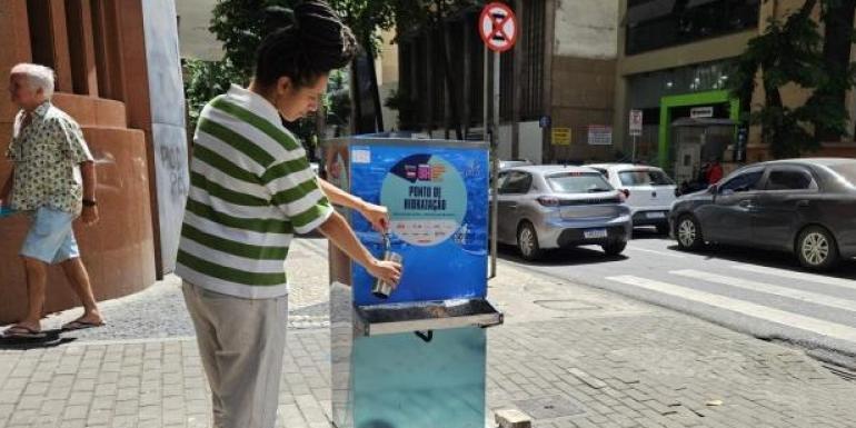 Objetivo da iniciativa é oferecer água aos foliões e mitigar os efeitos das ondas de calor (Divulgação/PBH)