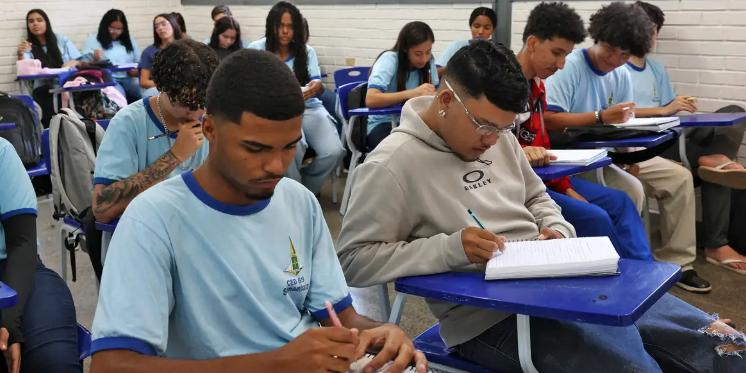 Dinheiro entra na conta na modalidade poupança e, por isso, o valor somente poderá ser sacado após os estudantes se formarem no ensino médio (Antônio Cruz / Agência Brasil)