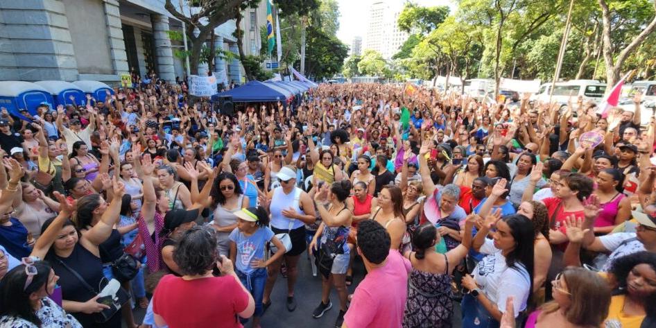 Assembleia que decidiu o fim da paralisação aconteceu em frente a Prefeitura de Belo Horizonte (Sind-REDE / Divulgação)