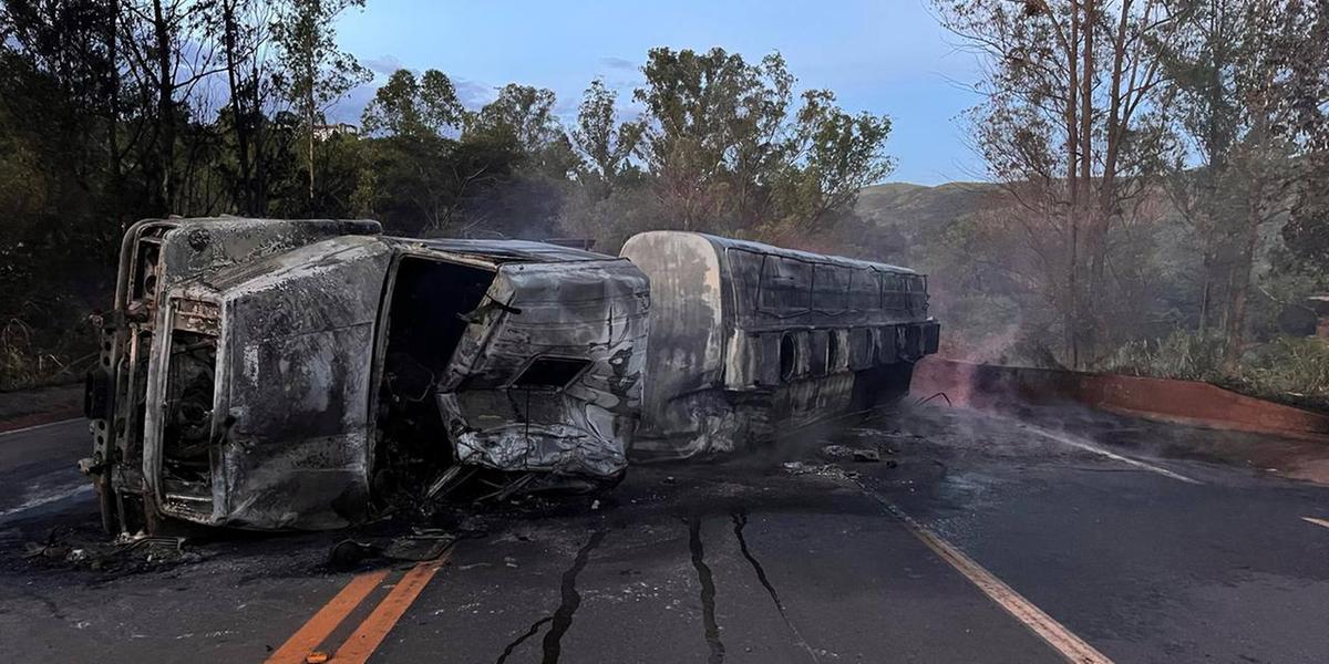 Carreta tombou e pegou fogo na BR-040 (Divulgação/ CBMMG)