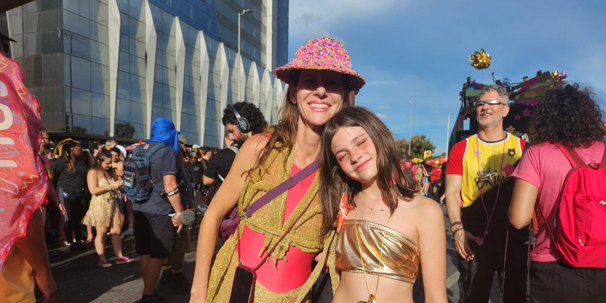 Tahais Mol e a filha Clara durante o cortejo do Então, Brilha! (Bernardo Haddad/Hoje em Dia)