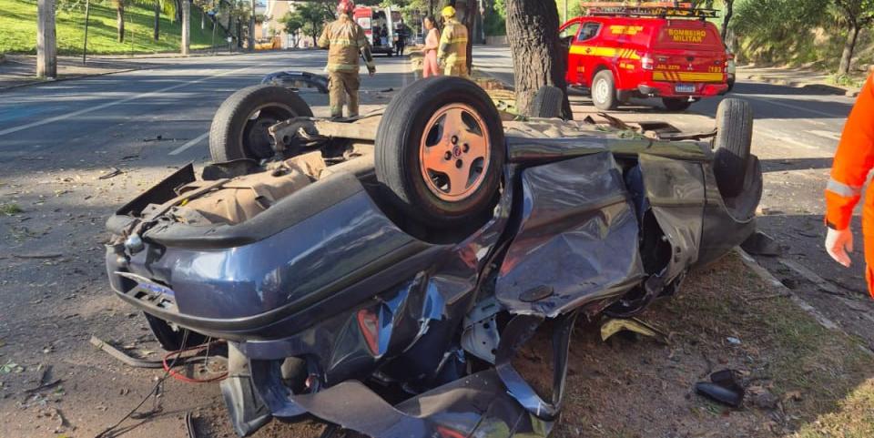 Motorista foi ejetado do veículo. O passageiro ficou preso às ferragens e não resistiu aos ferimentos (Corpo de Bombeiros/Divulgação)