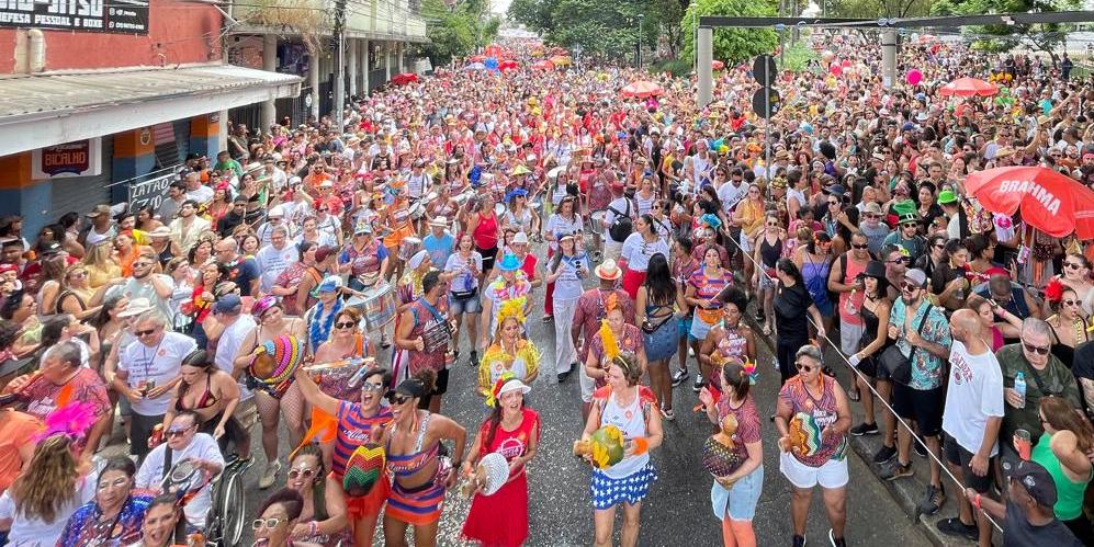 Desfile deste sábado ocorre na tradicional rua Mármore (Valéria Marques)