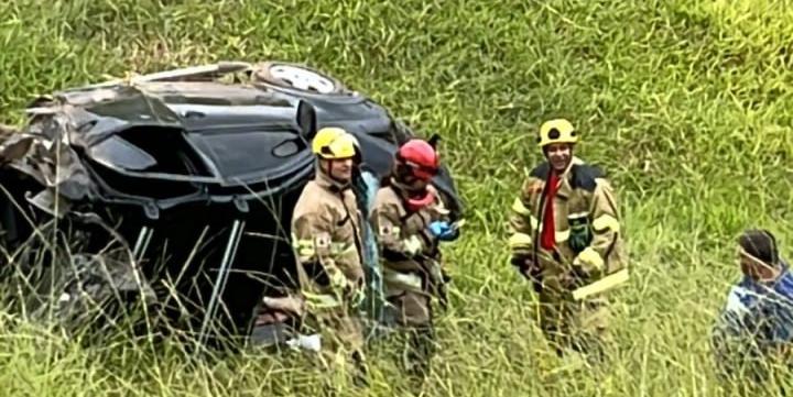 De acordo com os bombeiros, veículo teria capotado várias vezes antes de parar em meio a um matagal, a cerca de 30 metros distante da rodovia. (Divulgação / CBMMG)