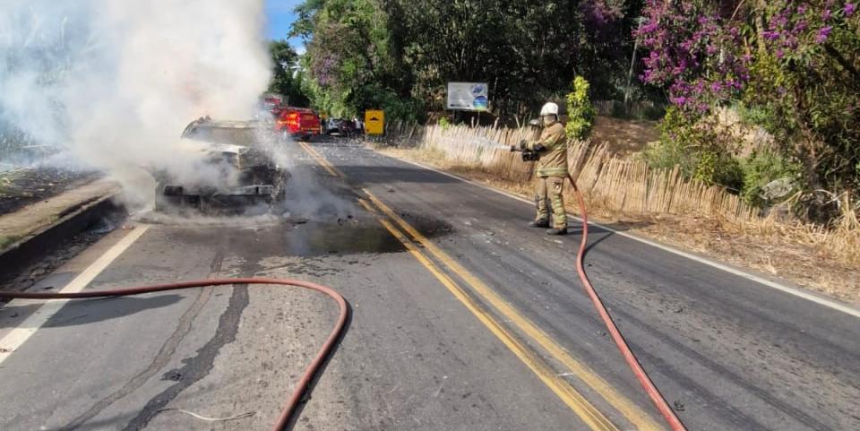 No automóvel, havia três ocupantes, dos quais duas passageiras sofreram escoriações leves (Divulgação / CBMMG)