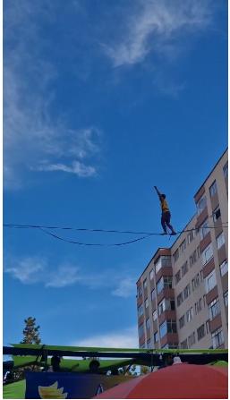 Jovem se equilibrou em fios de energia elétrica durante o cortejo do bloco Asa de Banana (Divulgação / Cemig)