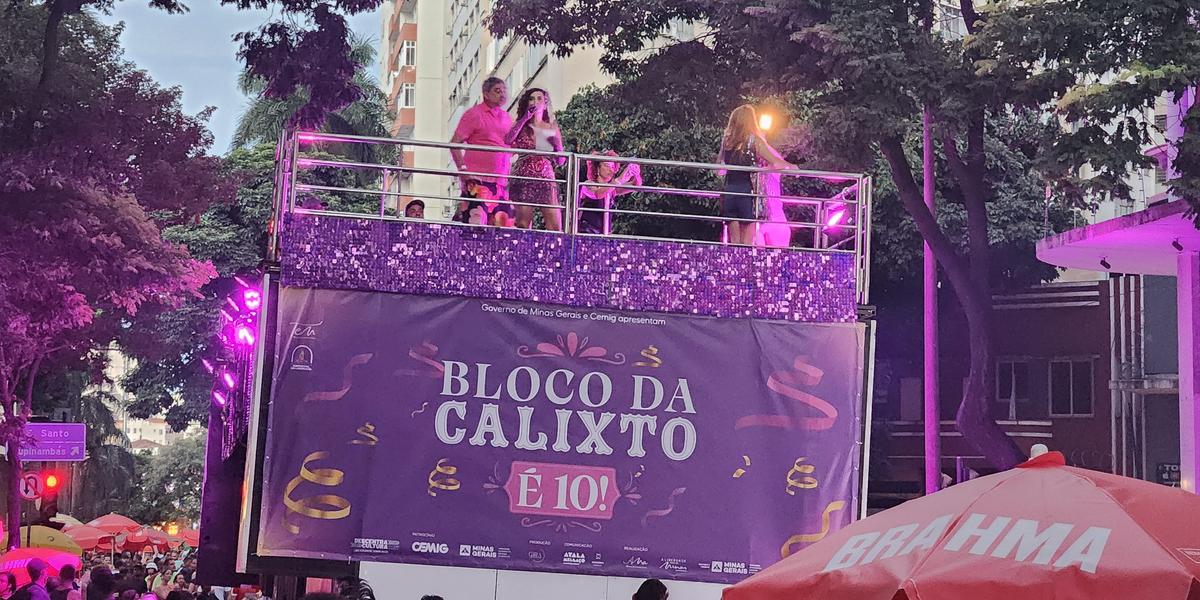 Bloco desfilou pela primeira vez na avenida Amazonas, que foi sonorizada este ano (Michael Martins / Hoje em Dia)