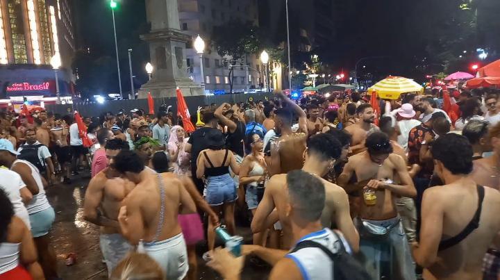 Praça Sete foi local escolhido para muitos foliões emendarem o Carnaval noite adentro em BH (Michel Martins / Hoje em Dia)