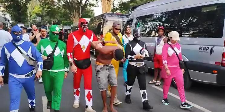 Policiais civis fantasiados de Power Rangers prendem homem com celulares roubados em SP (Divulgação / Secretaria de Segurança Pública de SP)