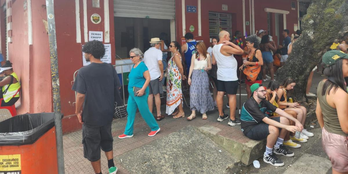 Clientes do Bolão esperando para entrar: sem atendimento em mesas nas calçadas (Bernardo Haddad / Hoje em Dia)