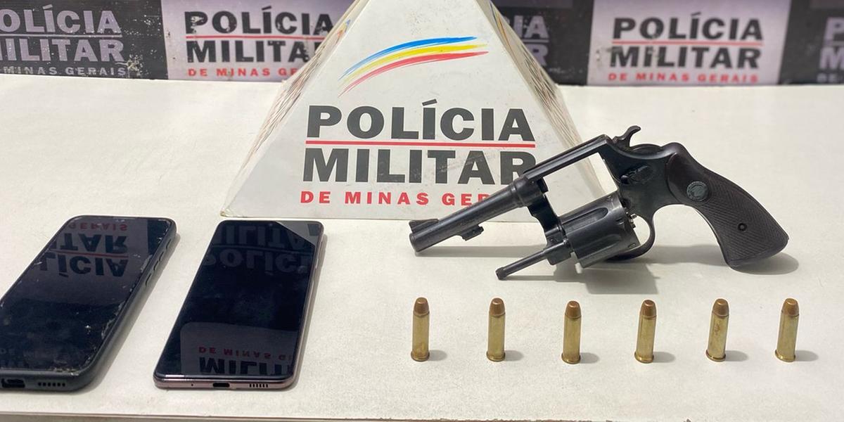 A Polícia Militar apreendeu um revólver calibre 38 e prendeu dois jovens, de 18 e 19 anos, durante patrulhamento do Carnaval na madrugada deste domingo (2) em Simonésia (Divulgação / PMMG)