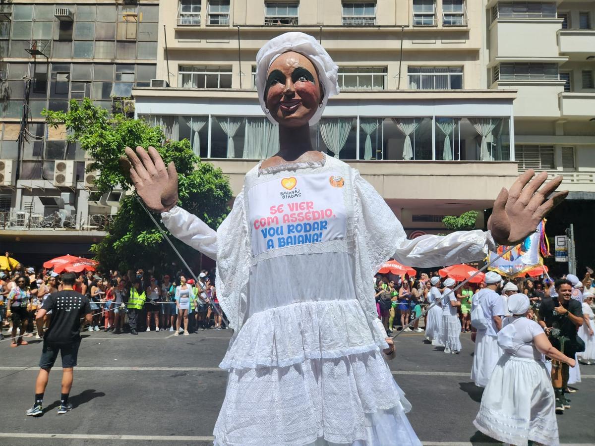 Campanha do Não é não é destaque no desfile do Baianas Ozadas (Bernardo Haddad)