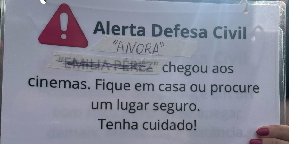 Placa criada por foliões criticam derrota de Ainda Estou Aqui na categoria de 'Melhor Filme' (Pedro Melo / Hoje em Dia)