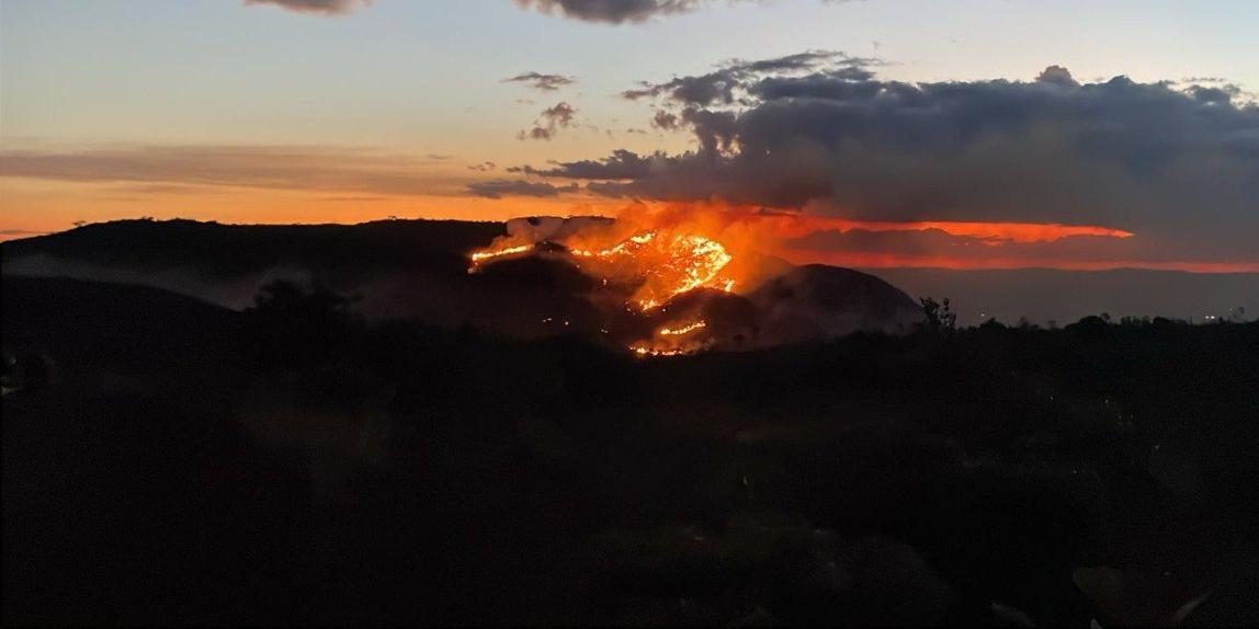 Dez bombeiros militares continuam nas ações de combate às chamas apoiados por 15 brigadistas (Divulgação / CBMMG)