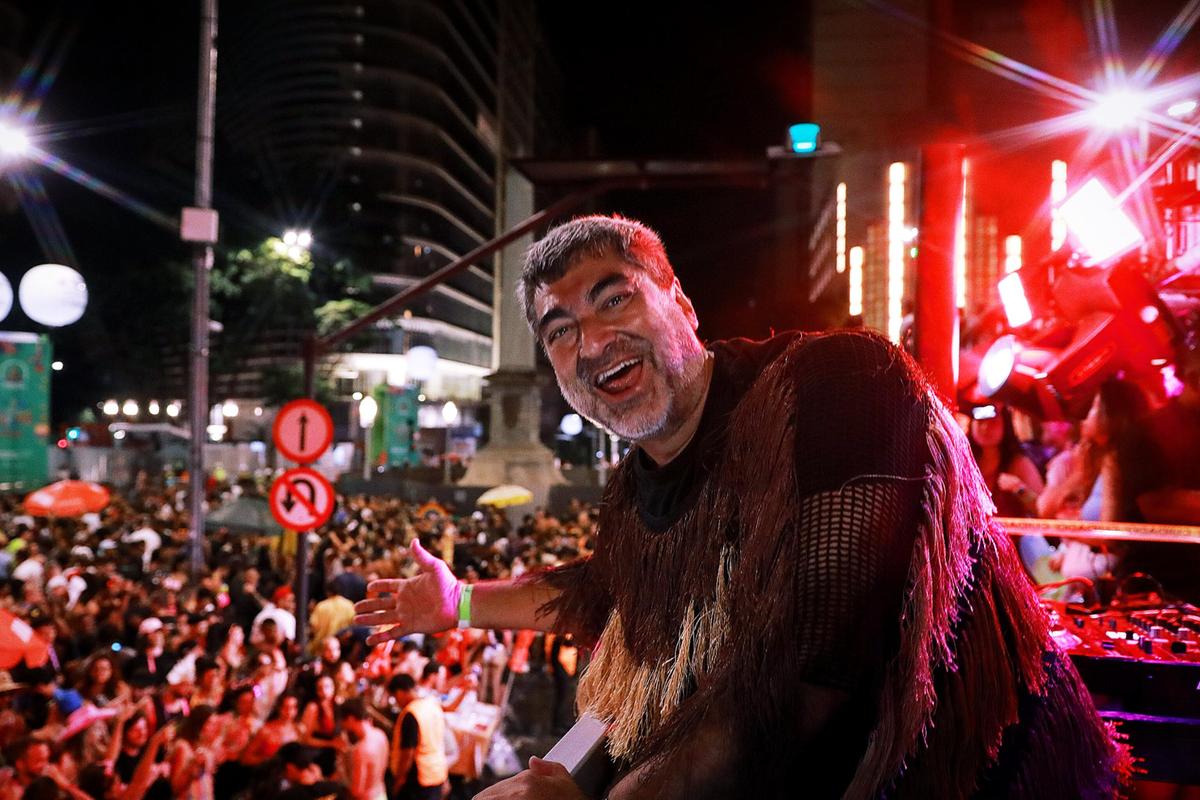 Zeca Camargo foi DJ em um trio elétrico que colocou muita gente para dançar na Praça 7 (Lucas Gil Tanaka)