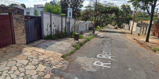 Incêndio foi na rua Bento Romeiro, no bairro Trevo (Reprodução / Google Street View)