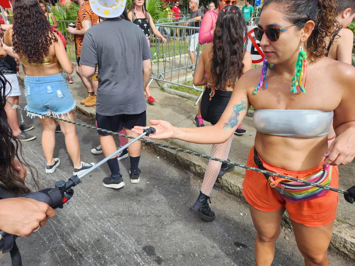 Foliã recebe um 'pump' de protetor solar na concentração do Juventude Bronzeada (Bernardo Haddad / Hoje em Dia)