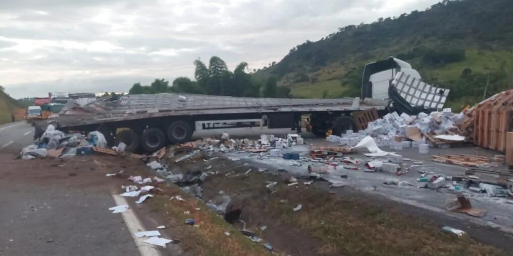 Acidente entre carretas chegou a fechar totalmente Rodovia Fernão Dias, em Perdões (Redes Sociais/Reprodução)