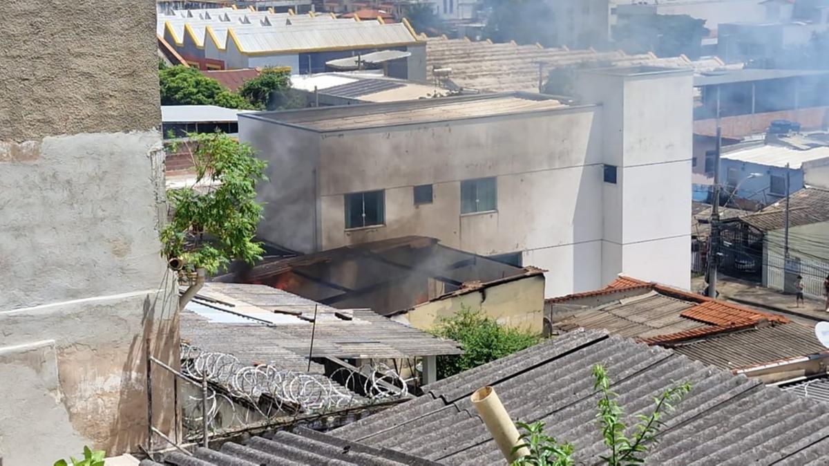 Telhado do imóvel ficou destruído (Corpo de Bombeiros)