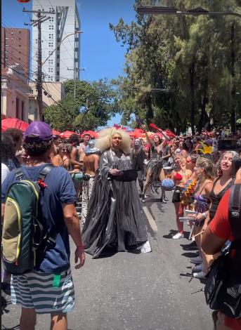 Bloco ZiriGGYdum Stardust tocou e animou foliões neste sábado (8) na avenida Assis Chateaubriand (Reprodução / Instagram)