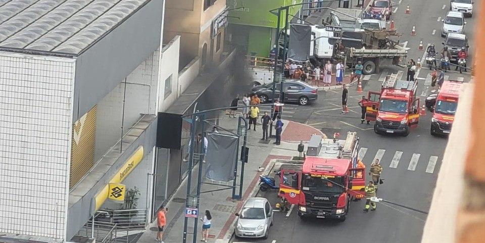 Rua foi fechada para a ação dos bombeiros e o trânsito precisou ser desviado (Divulgação / CBMMG)