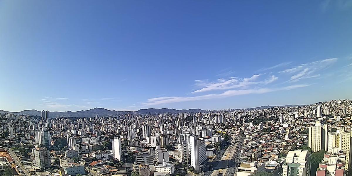 Céu de BH amanheceu com poucas nuvens nesta segunda-feira (Clima ao Vivo/Reprodução)