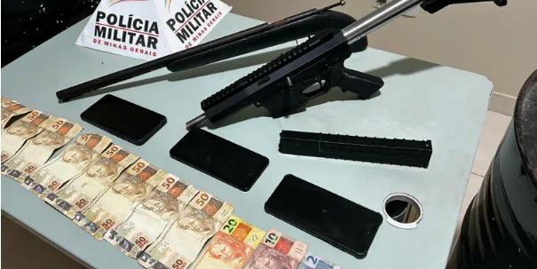 Policiais militares realizaram diversas diligências e apreenderam as armas que estavam guardadas com amigos do denunciado de 24 anos (Divulgação / PMMG)