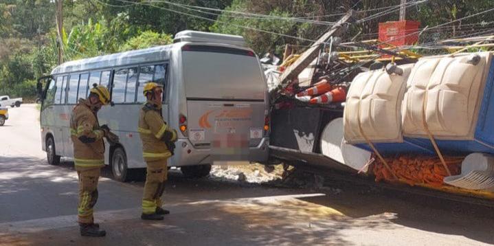 Batida entre microônibus e caminhão em Santo Antônio do Leite, distrito de Ouro Preto (Divulgação / CBMMG)