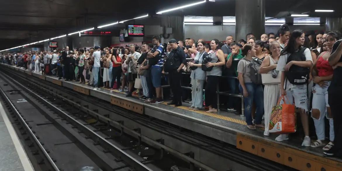 Entre os transportes de média e alta capacidade estão trens, metrô, veículos leves sobre trilhos (VLT) e bus rapid transit (BRT) (PAULO PINTO/AGÊNCIA BRASIL)