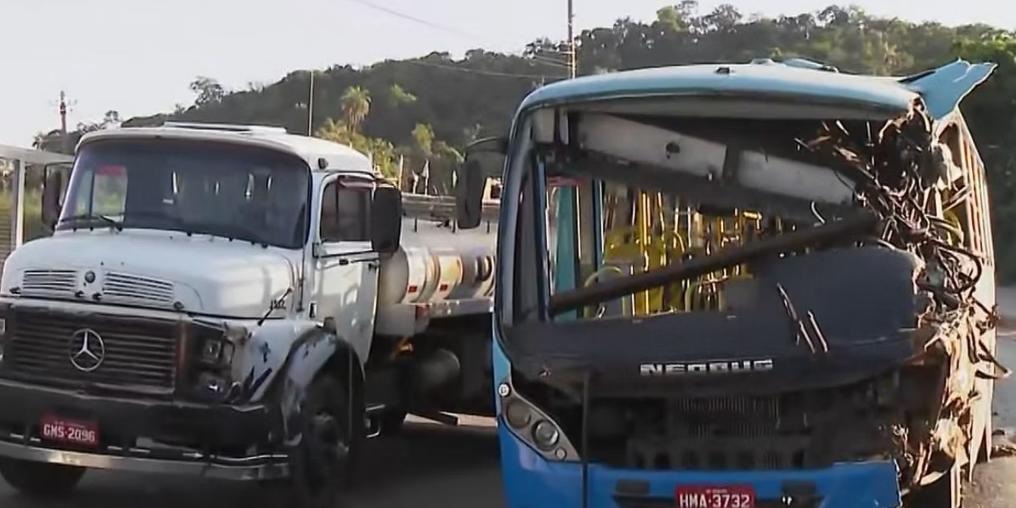 Acidente ocorreu na altura do km 454, próximo da ponte sobre o rio das Velhas (Reprodução/TV)