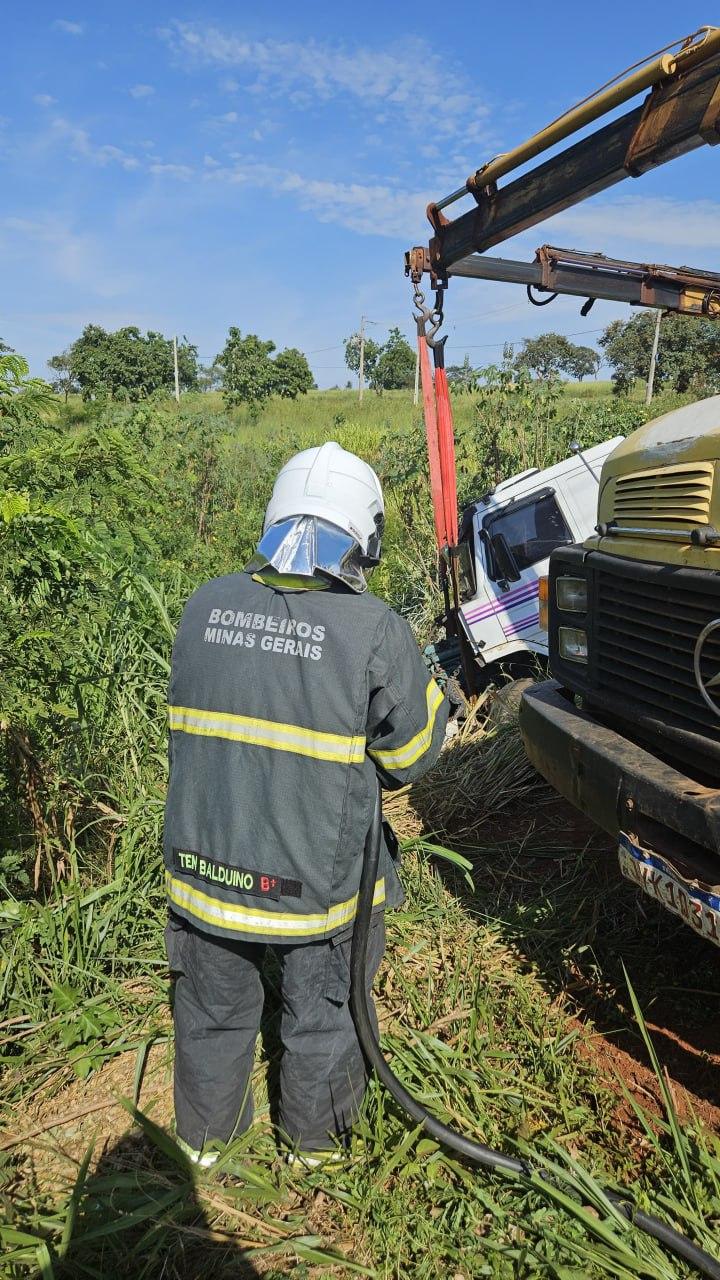 Bombeiros, Defesa Civil e Prefeitura de Santa Vitória emitiram um alerta a toda população da região a não consumirem os peixes que morreram e a não ingerir a água do córrego (Divulgação / CBMMG)