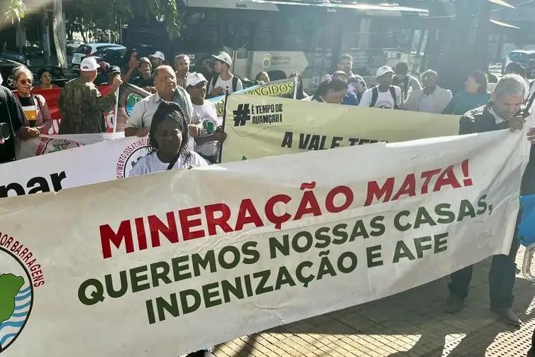 Atingidos pelo rompimento da barragem da mineradora Samarco realizam uma manifestação em Belo Horizonte, em 17/06/2024 (MAB/Divulgação)