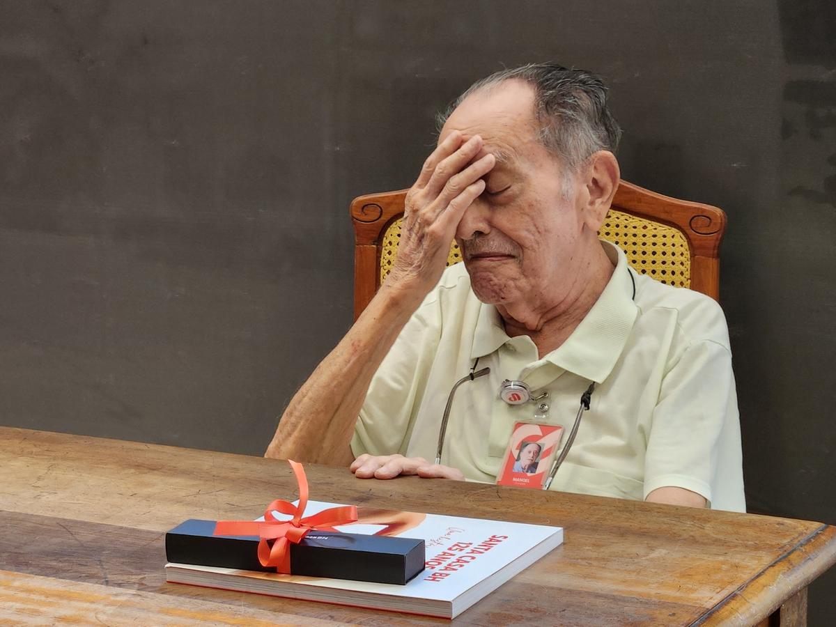 Jornalista Manoel Hygino se emocionou durante a cerimônia de inauguração do Circuito Cultural Santa Casa BH (Maurício Vieira/ Hoje em Dia)