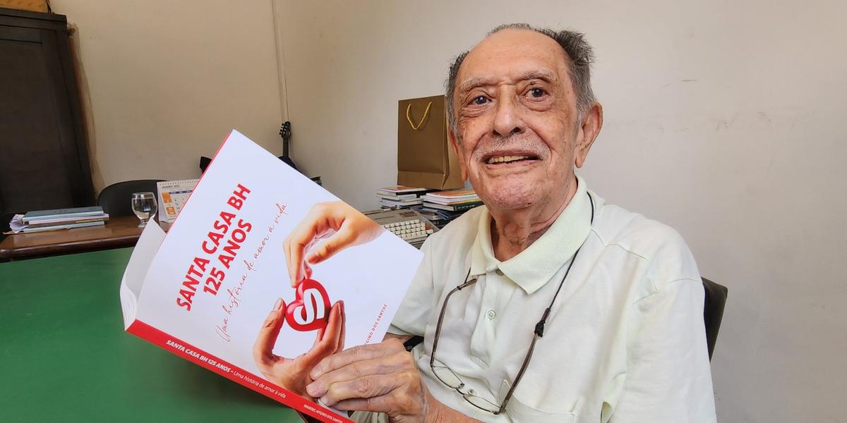 Aos 95 anos, Manoel Hygino escreveu o livro  “Santa Casa BH 125 Anos - Uma História de Amor à Vida” (Maurício Vieira/ Hoje em Dia)